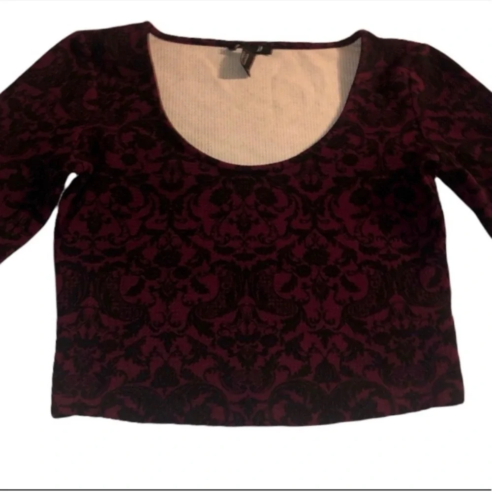 FOREVER 21 Long Sleeve Black Burgundy Abstract Crop Top Size M